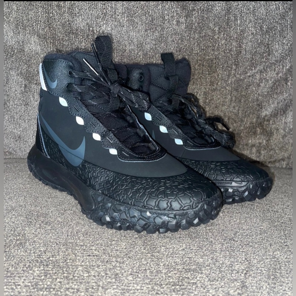New Boys Size 4y Nike Terrascout Boots